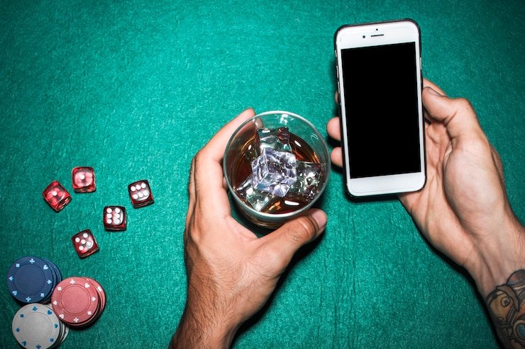 Pengguna membaca catatan loyalitas digital