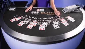 Pengguna membaca tips lk24 di ponsel